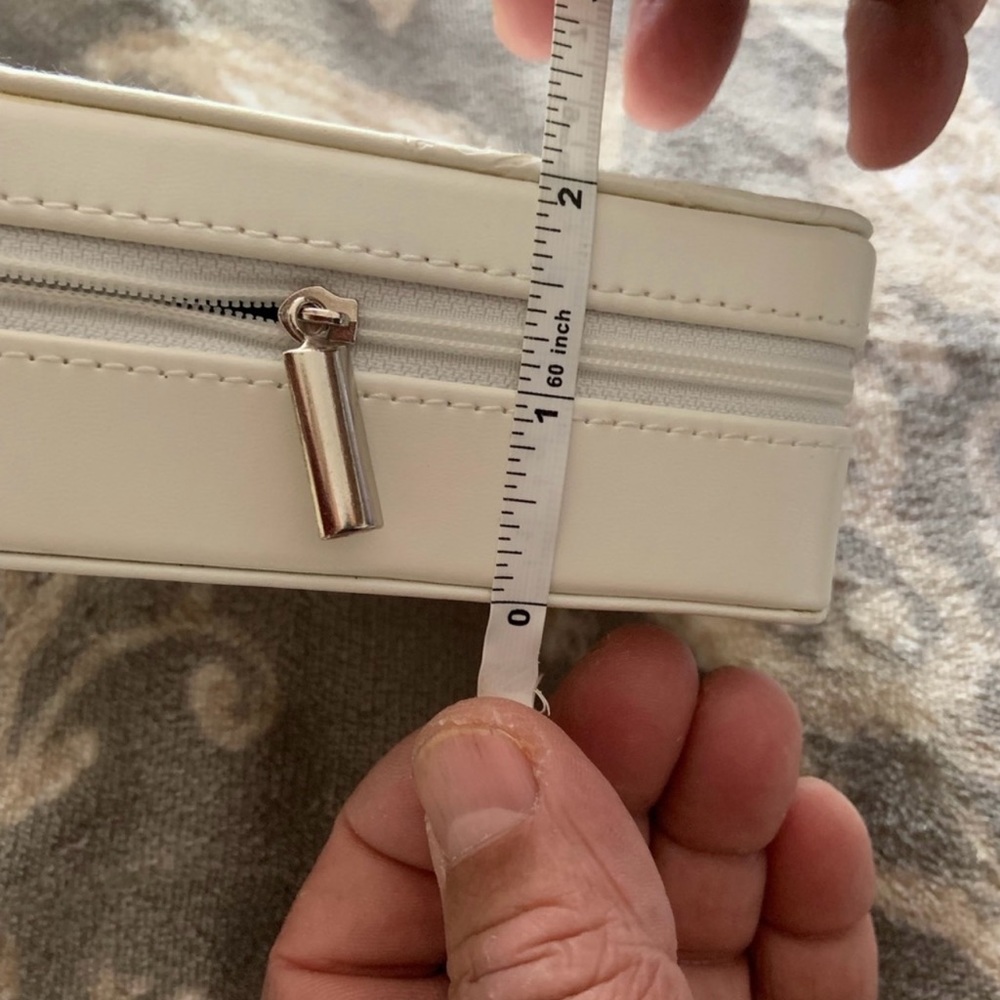 Brand New Vera Wang Clutch. - Picture 4 of 6